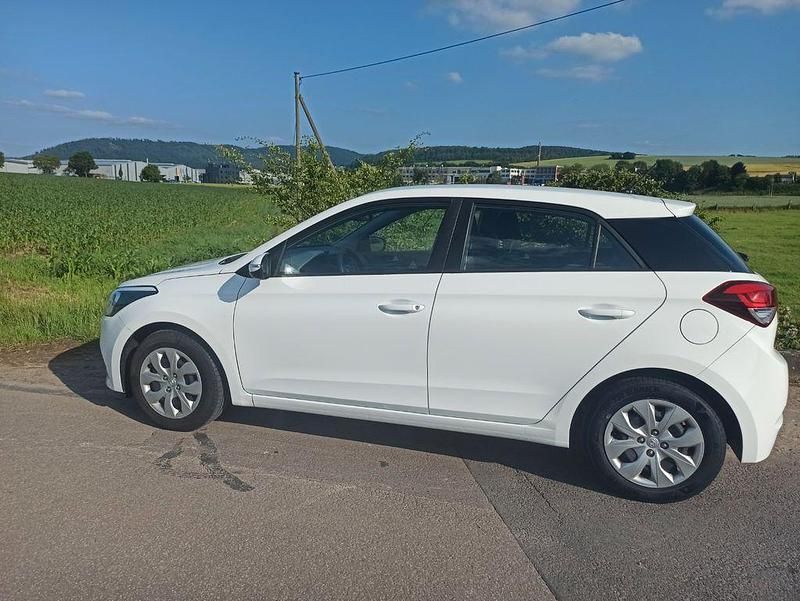 Weiß Gebraucht 2017 Hyundai i20 Classic Limousine | 6.700 € (Fairer Preis) - Bild 1/4