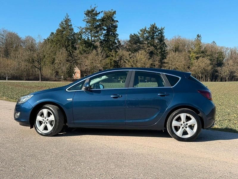 Gebraucht Opel Astra Selection 140 PS (102 kW) 2010 Blau Limousine