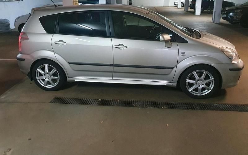 Silber Gebraucht 2004 Toyota Corolla Verso Van / Kleinbus | 6.700 € (Etwas zu teuer) - Bild 1/4