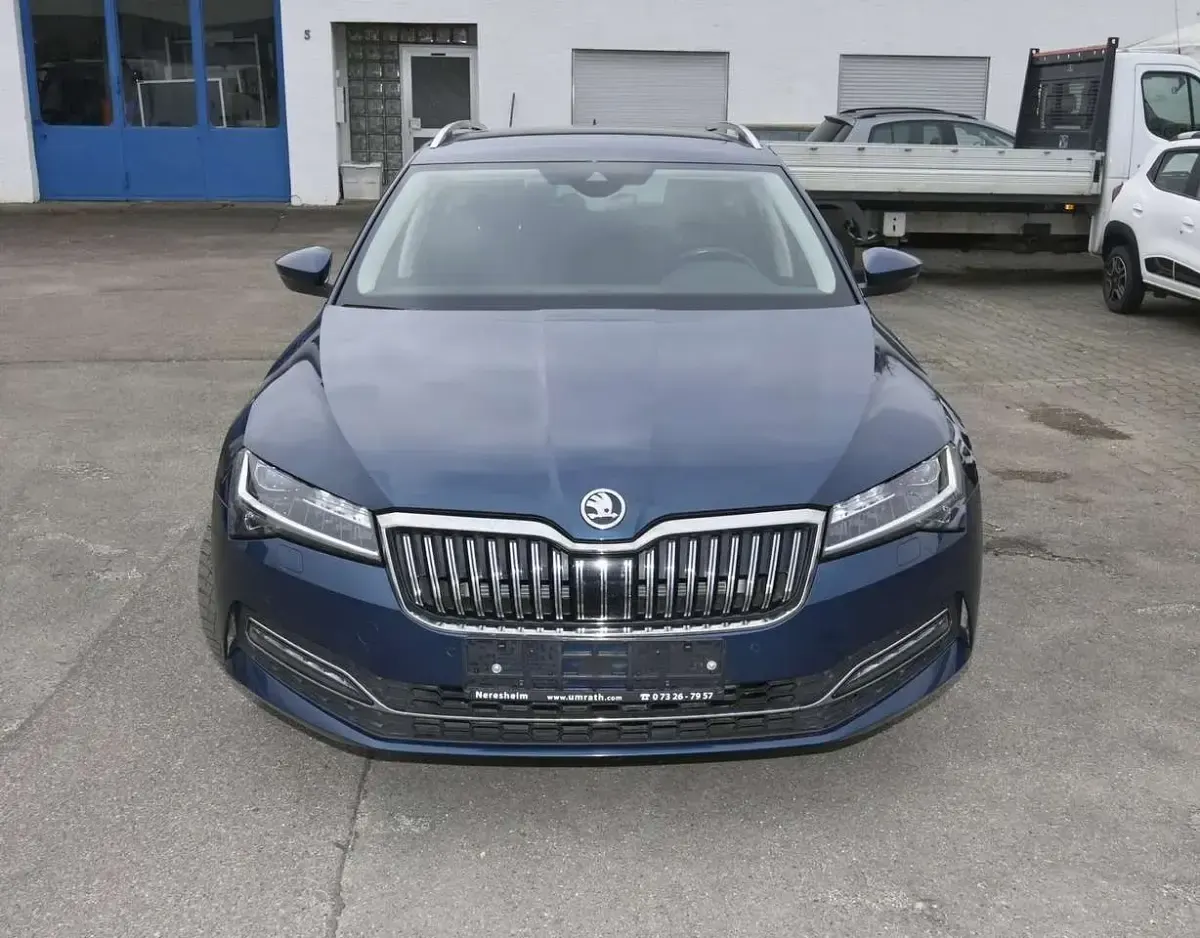 Gebraucht Skoda Superb 200 PS (147 kW) 2023 Lavablau metallic Kombi