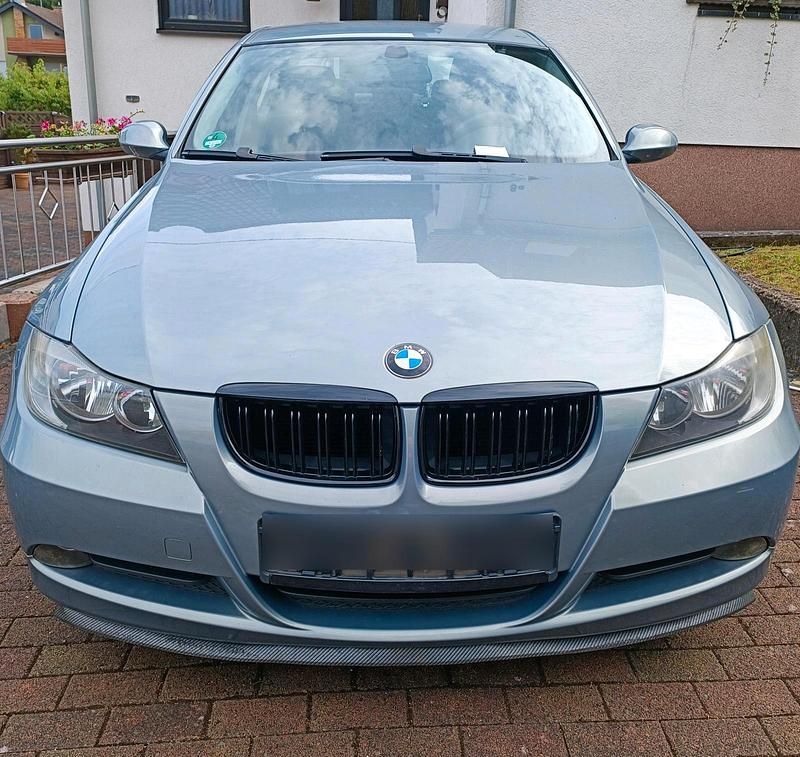 Grau Gebraucht 2007 BMW 318 Limousine | 3.900 € (Fairer Preis) - Bild 1/4