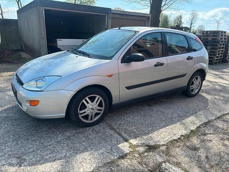 Gebraucht Ford Focus 75 PS (55 kW) 2000 Silber Limousine