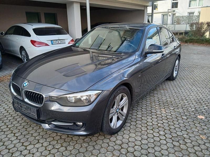 Gebraucht BMW 318 Sport Line 143 PS (105 kW) 2013 Grau Limousine