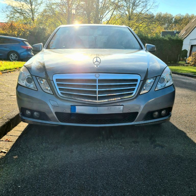 Grau Gebraucht 2011 Mercedes E200 Limousine | 8.900 € (Guter Preis) - Bild 1/4