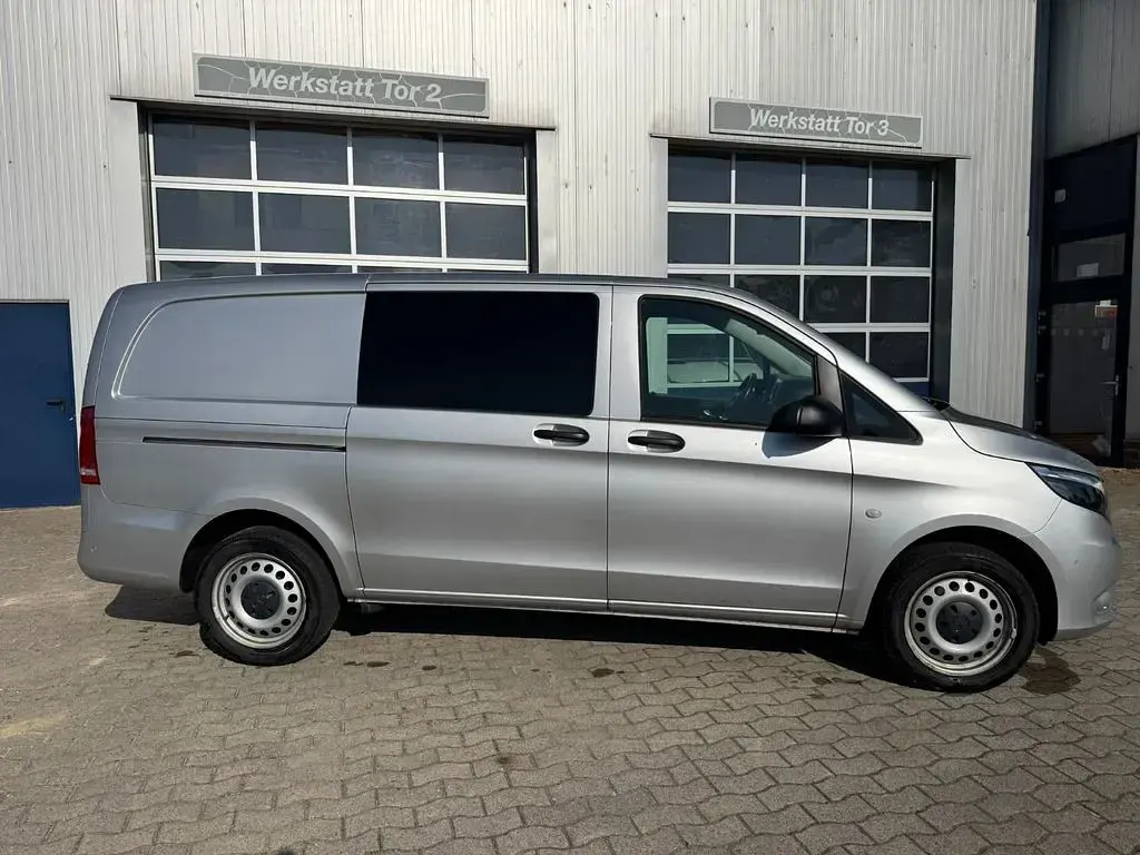 Gebraucht Mercedes Vito 190 PS (139 kW) 2023 Silber Van