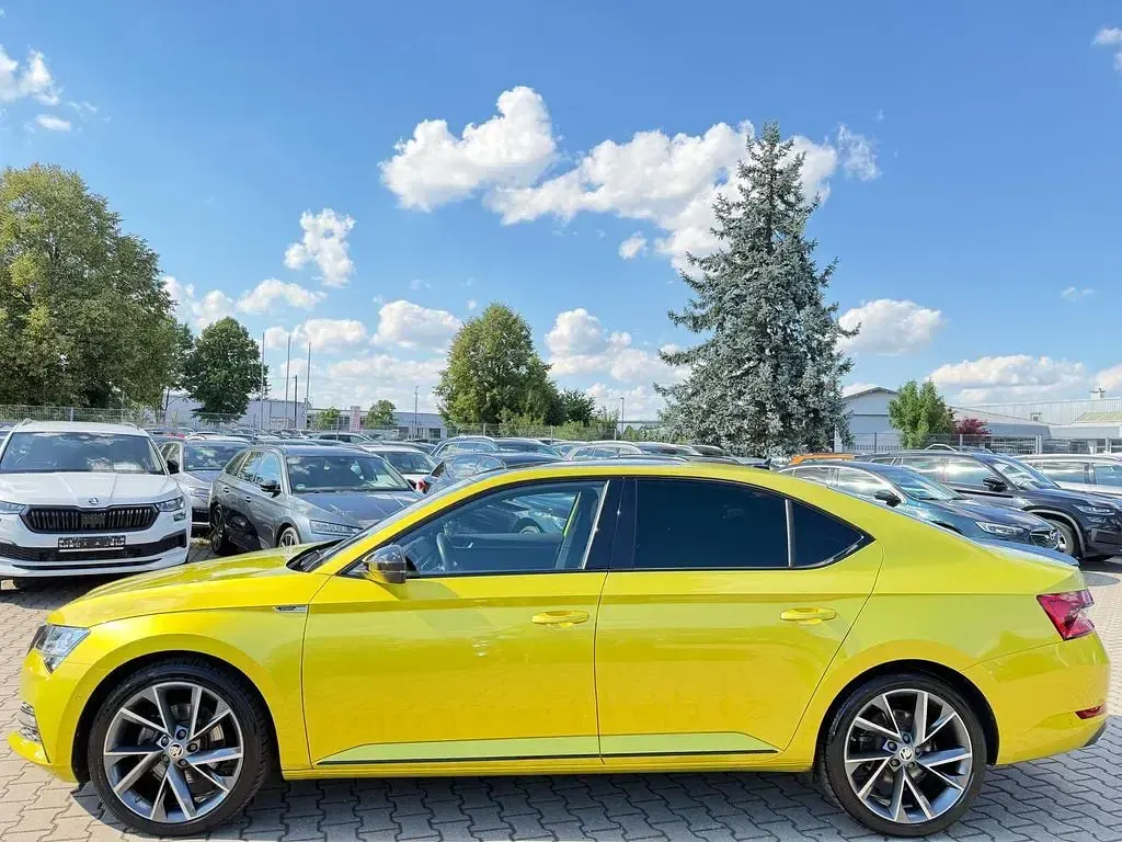 Gebraucht Skoda Superb SportLine 190 PS (139 kW) 2023 Gelb Limousine
