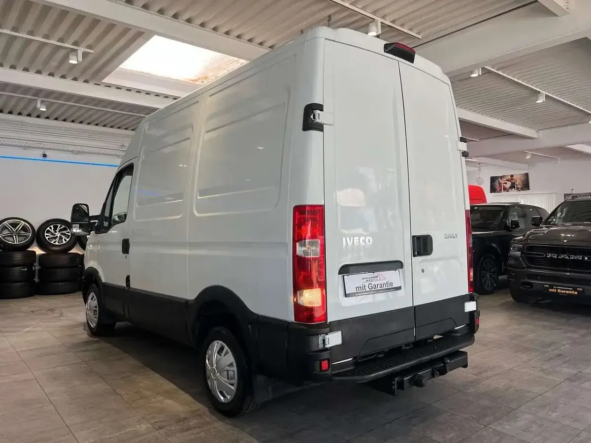 Gebraucht Iveco Daily 106 PS (77 kW) 2014 Weiß Van / Kleinbus