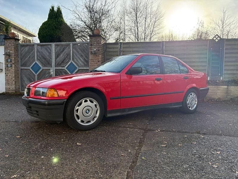 Gebraucht BMW 318 113 PS (83 kW) 1993 Rot Limousine