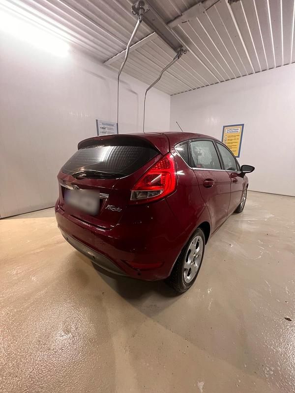 Gebraucht Ford Fiesta 96 PS (70 kW) 2009 Rot Kleinwagen