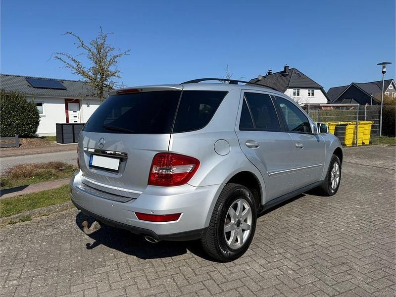Gebraucht Mercedes ML350 231 PS (169 kW) 2010 Silber SUV