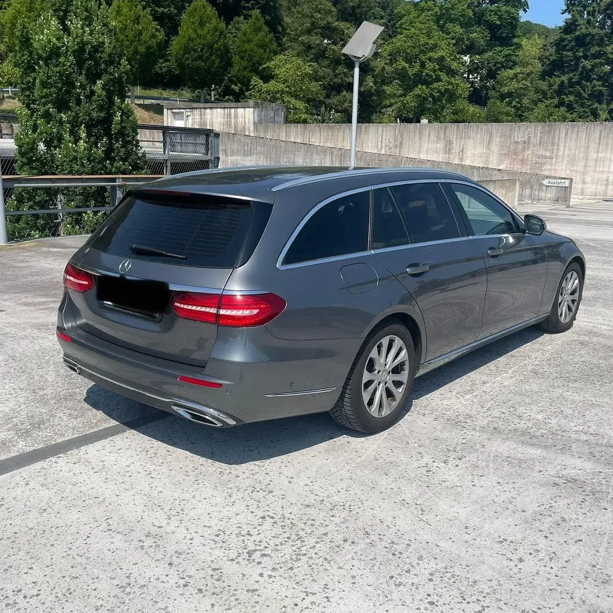 Gebraucht Mercedes E220 Exclusive 194 PS (142 kW) 2016 Grau Kombi