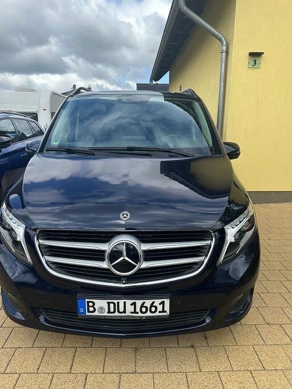 Blau Gebraucht 2018 Mercedes V250 Van / Kleinbus | 33.891 € (Superpreis) - Bild 1/4