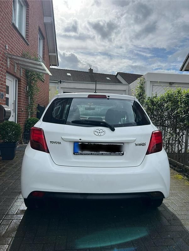 Weiß Gebraucht 2015 Toyota Yaris Kleinwagen | 5.000 € (Superpreis) - Bild 1/4