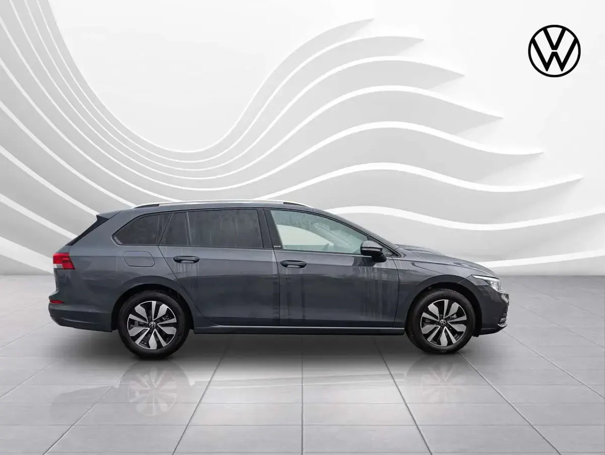 Gebraucht VW Golf VIII Move 131 PS (96 kW) 2023 Delfingrau metallic Kombi