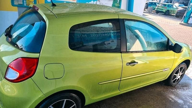Grün Gebraucht 2009 Renault Clio III Kleinwagen | 2.000 € - Bild 1/4