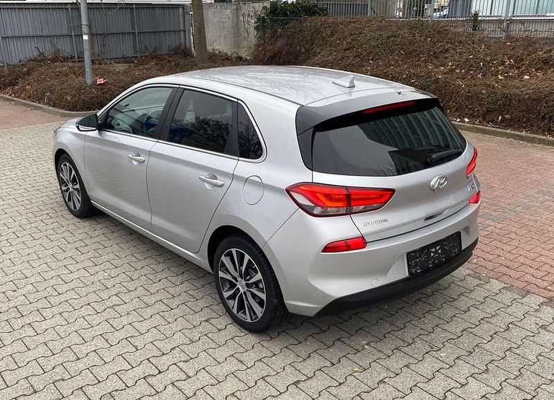 Gebraucht Hyundai i30 120 PS (88 kW) 2017 Grau Limousine