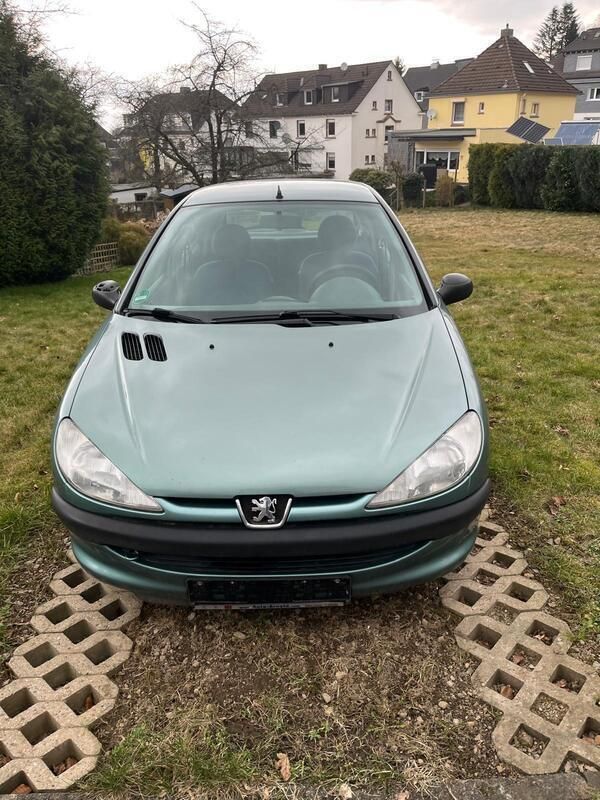Grün Gebraucht 2000 Peugeot 206 Kleinwagen | 1.000 € (Fairer Preis) - Bild 1/4