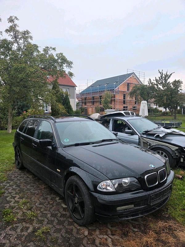 Schwarz Gebraucht 2001 BMW 330 Kombi | 1.950 € (Guter Preis) - Bild 1/4