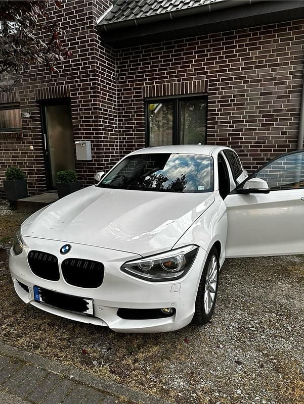 Weiß Gebraucht 2011 BMW 116 Kleinwagen | 7.299 € - Bild 1/4