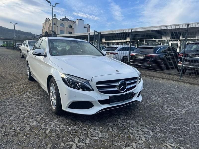 Weiß Gebraucht 2017 Mercedes C250 Avantgarde Limousine | 21.900 € (Guter Preis) - Bild 1/4