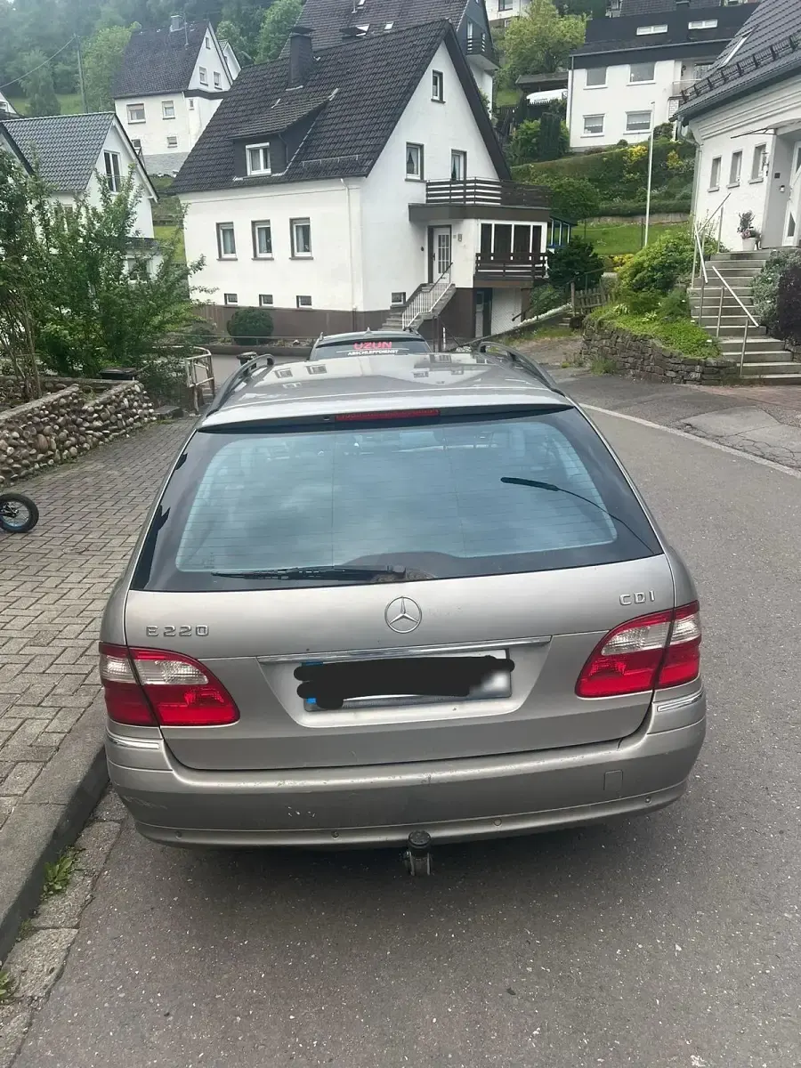Usado Mercedes E220 150 CV (110 kW) 2004 Plateado Familiar
