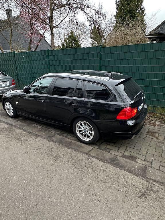 Gebraucht BMW 320 184 PS (135 kW) 2012 Schwarz Kombi