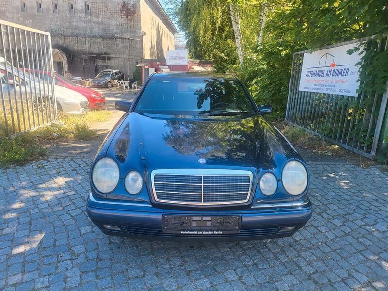 Blau Gebraucht 1996 Mercedes E200 Limousine | 1.999 € (Fairer Preis) - Bild 1/4