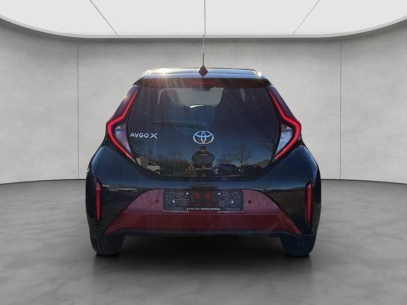Neu Toyota Aygo X 72 PS (52 kW) 2025 Rot SUV