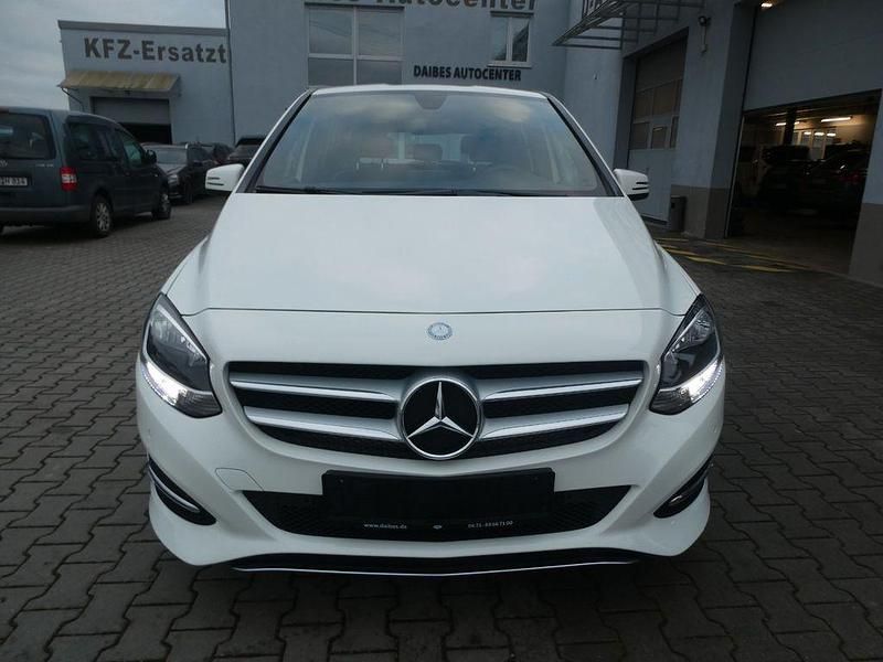 Weiß Gebraucht 2015 Mercedes B200 Van / Kleinbus | 8.350 € (Fairer Preis) - Bild 1/4