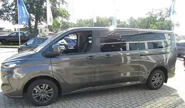 Gebraucht Ford Tourneo Custom Titanium 136 PS (100 kW) 2025 Grau Van