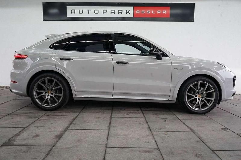 Kreide Gebraucht 2022 Porsche Cayenne E-Hybrid Coupe Platinum Edition Coupé | 79.880 € (Fairer Preis) - Bild 1/4