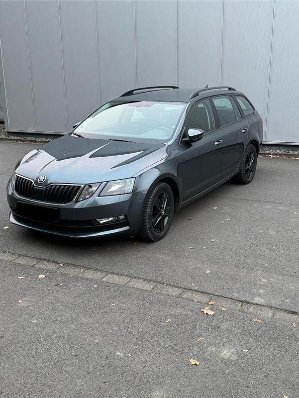 Andere farben Gebraucht 2020 Skoda Octavia Tour Kombi | 15.500 € (Superpreis) - Bild 1/4