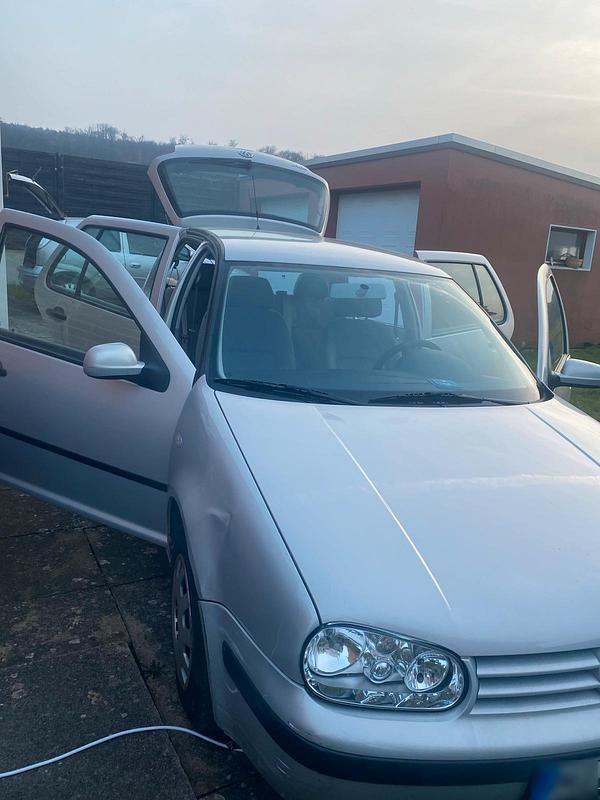 Second-hand VW Golf IV 75 CP (55 kW) 1999 Argintiu Hatchback