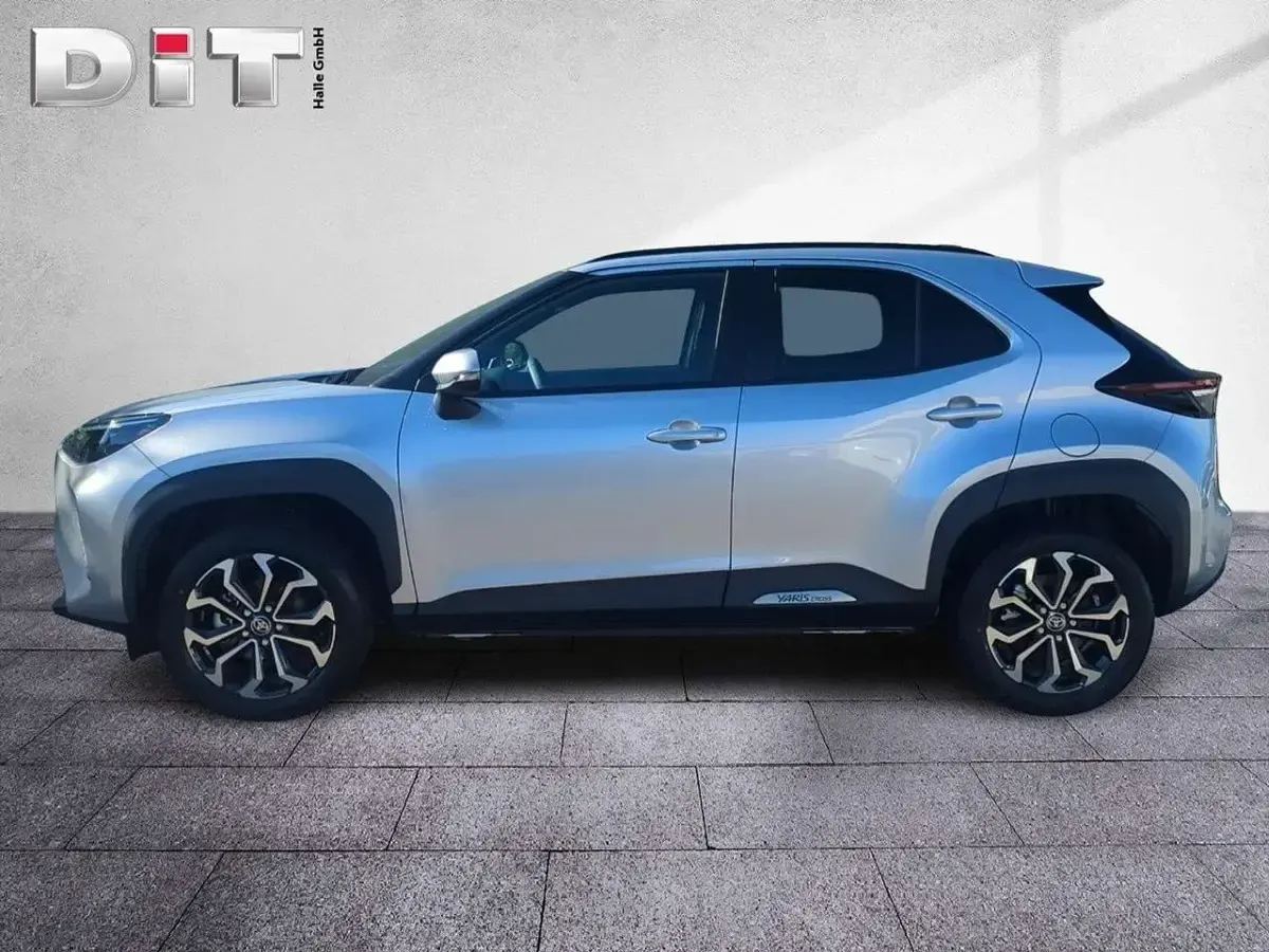 Gebraucht Toyota Yaris Cross 131 PS (96 kW) 2025 Shimmering silver metallic SUV