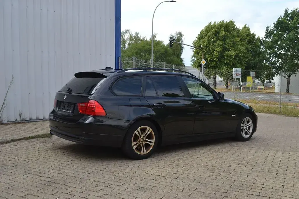 Gebraucht BMW 318 143 PS (105 kW) 2009 Schwarz Kombi