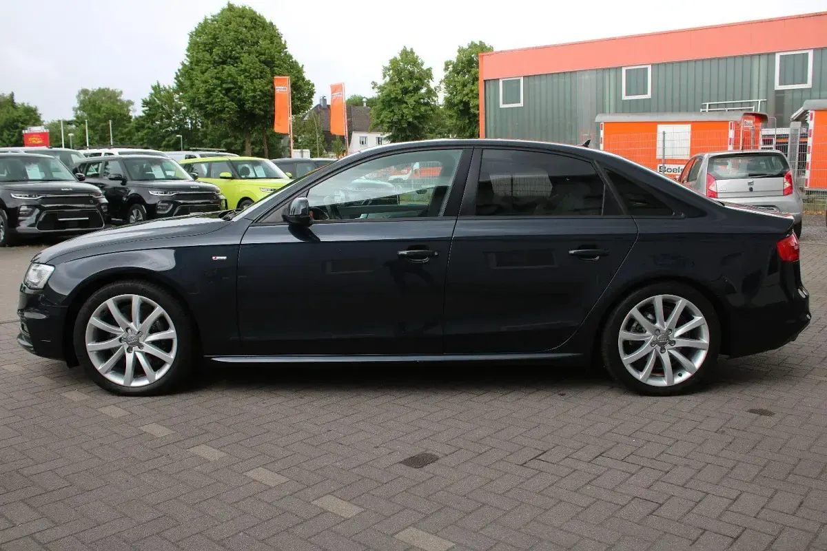 Gebraucht Audi A4 S-Line 177 PS (130 kW) 2012 Blau Limousine