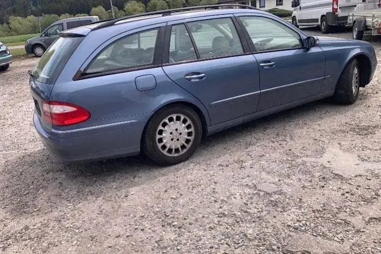 Gebraucht Mercedes E220 150 PS (110 kW) 2004 Blau Kombi