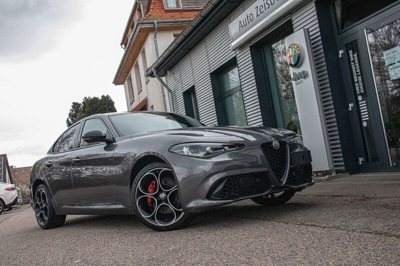 Grigio vesuvio Gebraucht 2023 Alfa Romeo Giulia Veloce Limousine | 37.900 € (Fairer Preis) - Bild 1/4