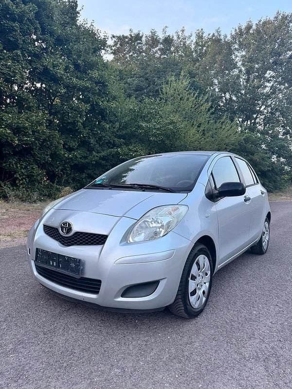 Silber Gebraucht 2010 Toyota Yaris Limousine | 2.990 € (Fairer Preis) - Bild 1/4