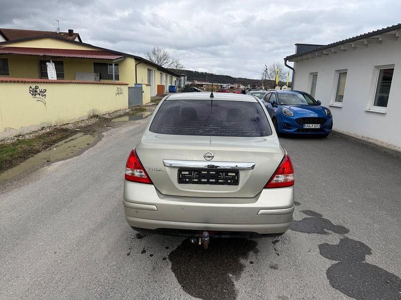 Gebraucht Nissan Tiida Tekna 126 PS (92 kW) 2008 Silber Limousine