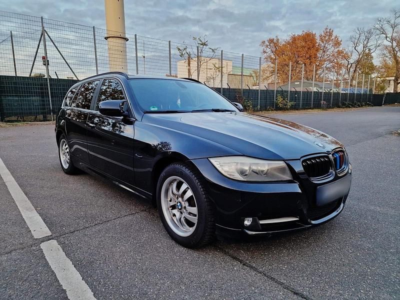 Gebraucht BMW 320 184 PS (135 kW) 2011 Schwarz Limousine