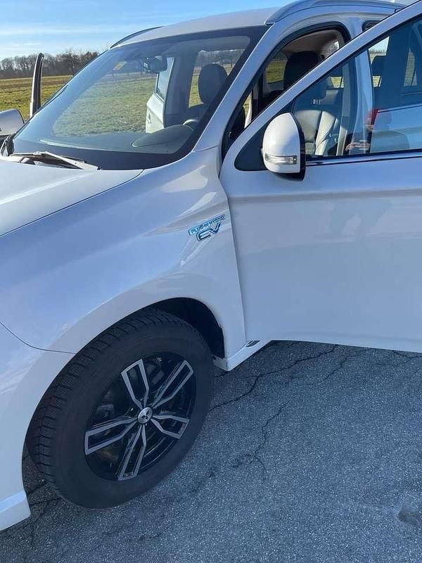 Gebraucht Mitsubishi Outlander P-HEV Spirit 224 PS (164 kW) 2021 Weiß SUV
