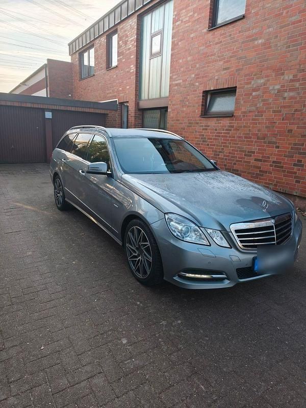 Gebraucht Mercedes E200 Avantgarde 184 PS (135 kW) 2011 Grau Kombi