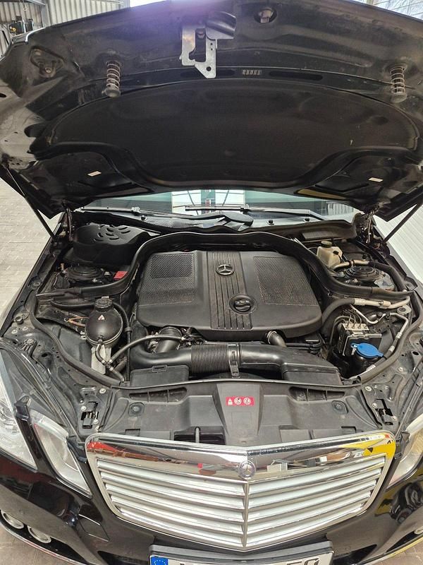 Second-hand Mercedes E250 204 CP (150 kW) 2010 Negru Berlinǎ