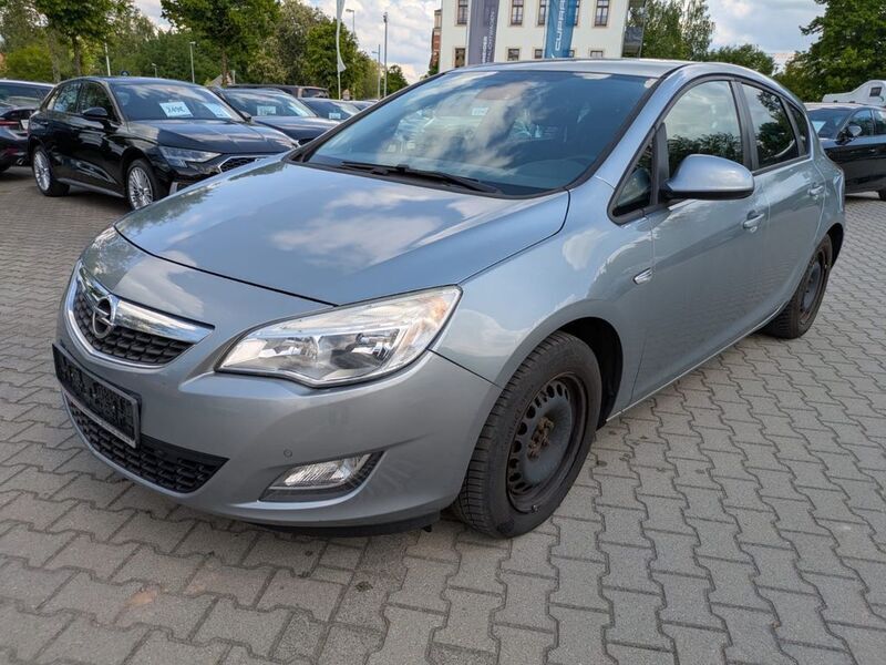 Silber Gebraucht 2012 Opel Astra Design Edition Limousine | 1.990 € (Superpreis) - Bild 1/4