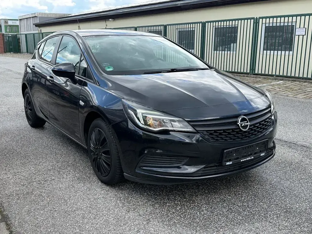 Gebraucht Opel Astra Selection 101 PS (74 kW) 2016 Schwarz Limousine