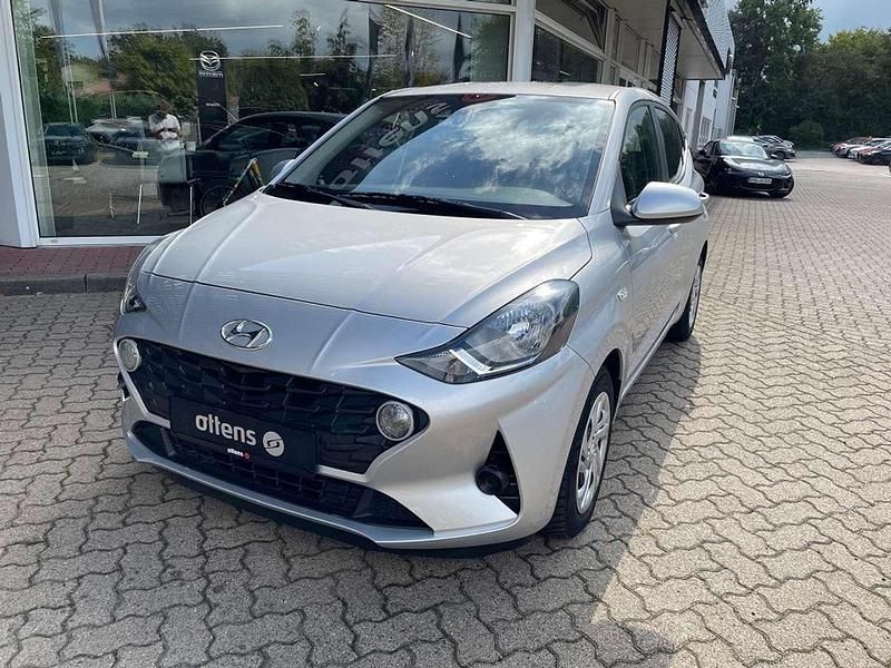 Gebraucht Hyundai i10 Select 67 PS (49 kW) 2021 Sleek silver Kleinwagen