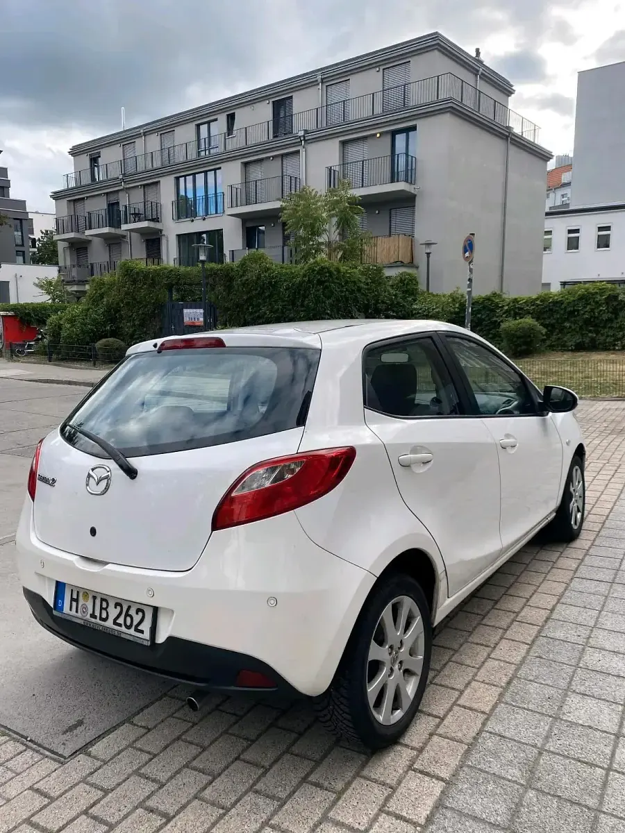 Gebraucht Mazda 2 75 PS (55 kW) 2010 Weiß Kleinwagen