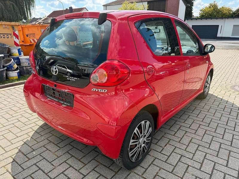 Gebraucht Toyota Aygo 68 PS (50 kW) 2008 Rot Kleinwagen