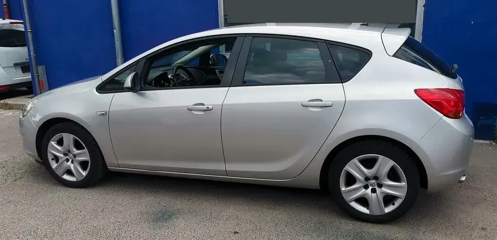 Używany Opel Astra 140 KM (102 kW) 2012 Srebrny Sedan/Limuzyna